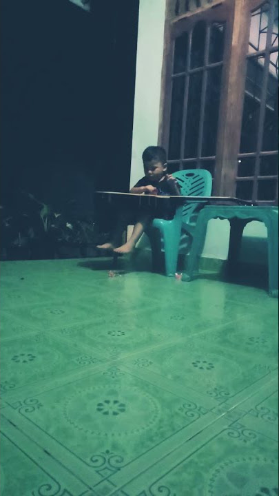 Bang Daud belajar main gitar
