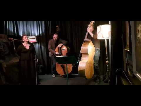 Michelle Nicolle singing "Ain't Misbehavin'" with 2 bassists