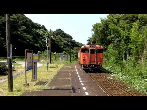ローカル線。山陰本線　特牛駅を普通列車キハ40が発車