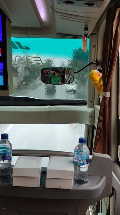 syahdu naik bus pas hujan