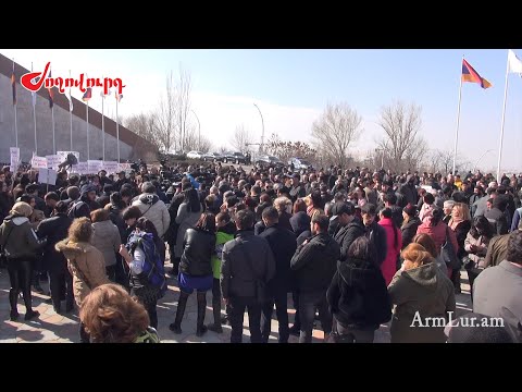 Ինչ է կատարվում համալիրի դիմաց՝ Եվրանեսթի նիստին զուգահեռ