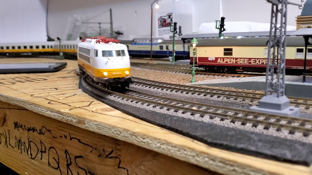 Modelleisenbahn / Model train H0 Lufthansa Airport Express Piko / Roco