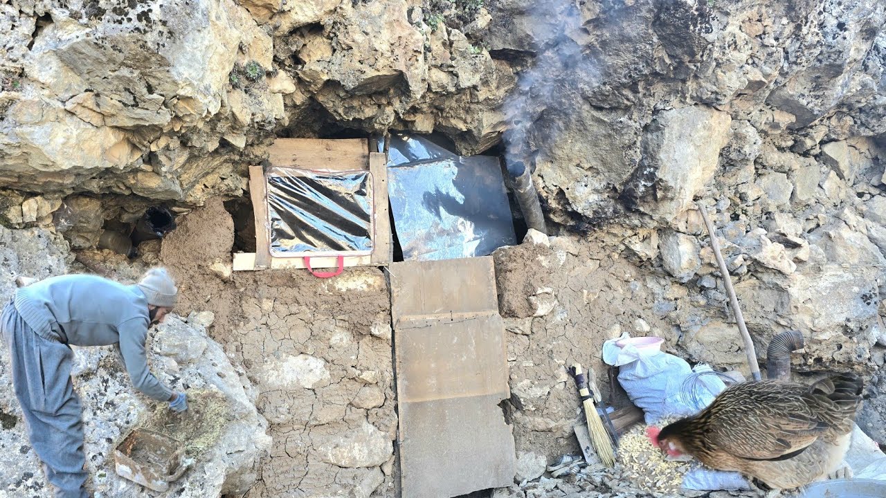 Жизнь в пещере в горах: борьба кочевников за выживание 🪵🪟 Строительство деревянного окна в пещере 🪨