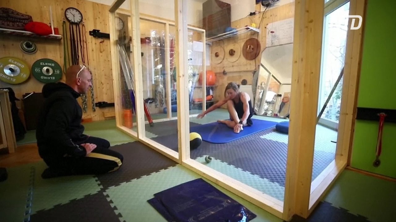 Физиотерапевт занимается с пациентами через перегородку - YouTube