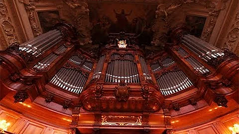 XAVER VARNUS PLAYS BACH'S TOCCATA & FUGUE IN THE B...