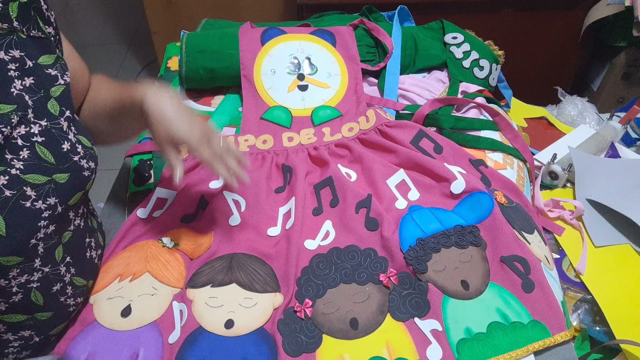 respondendo a perguntas sobre os aventais