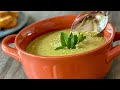 Erstaunliches Rezept. Zucchini-Suppe ist schnell und einfach.