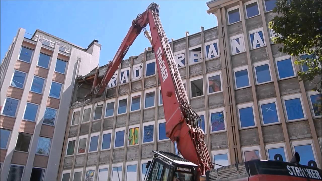 Bagger CAT 345  beginnt mega Abriss am Schauspielhaus