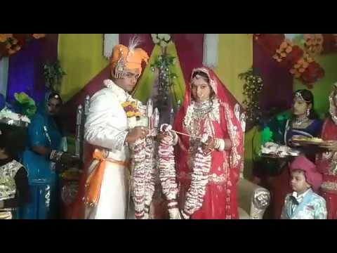 very-funny-indian-marriage-video-2016---pajama-falls-down-on-the-stage-during-varmaala-lol