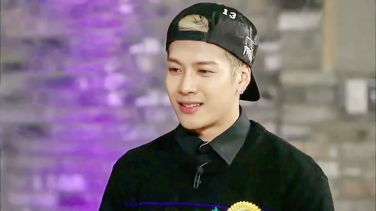 王嘉尔综艺里玩游戏，被韩国人扇巴掌，一句话机智反击，综艺解说