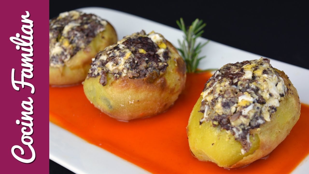Patatas asadas rellenas con  revuelto de morcilla | Javier Romero
