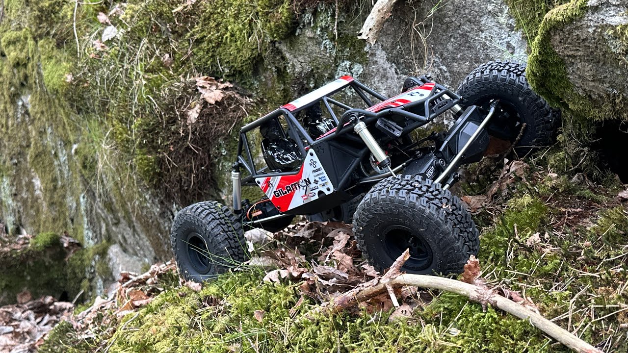 Driving 1/8 Axial Gilamon forest crawling 