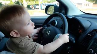Годовалый малыш за рулем