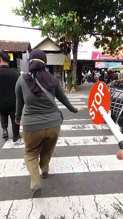 Stop.!! Hueeyyy stop..!! Sirine sudah bunyi lampu merah-pun sudah nyala masak masih harus diteriaki