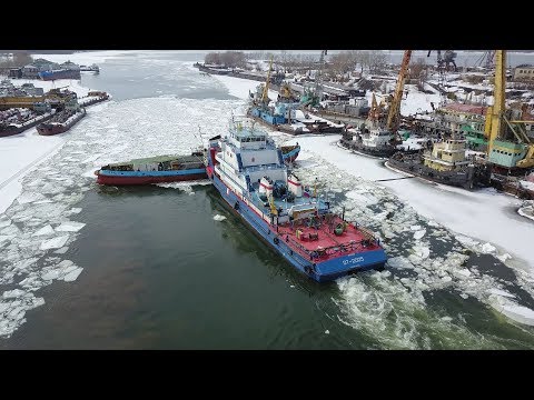 Видео: Сила и смекалка.Два судна на р.Самара боролись со льдом. Russia