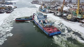 Сила и смекалка.Два судна на р.Самара боролись со льдом. Russia