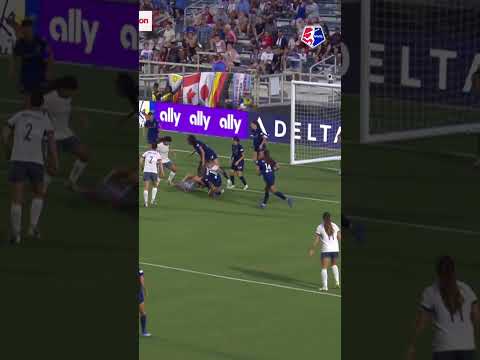Sheridan saves it, the last line clears it. What a defense 🔥 #nwsl #football #soccer