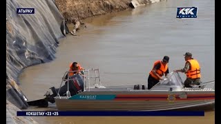 Волны размыли дамбу близ Атырау: спасателям удалось сдержать воду