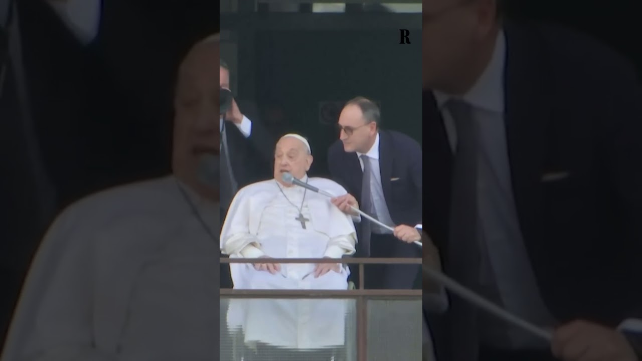 Papa Francesco si affaccia dal balcone dell'ospedale Gemelli per la prima volta