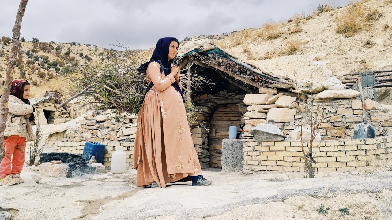 Дерево, пластик и глина: обеспечение зимнего тепла в дровяном хранилище Бану Зари