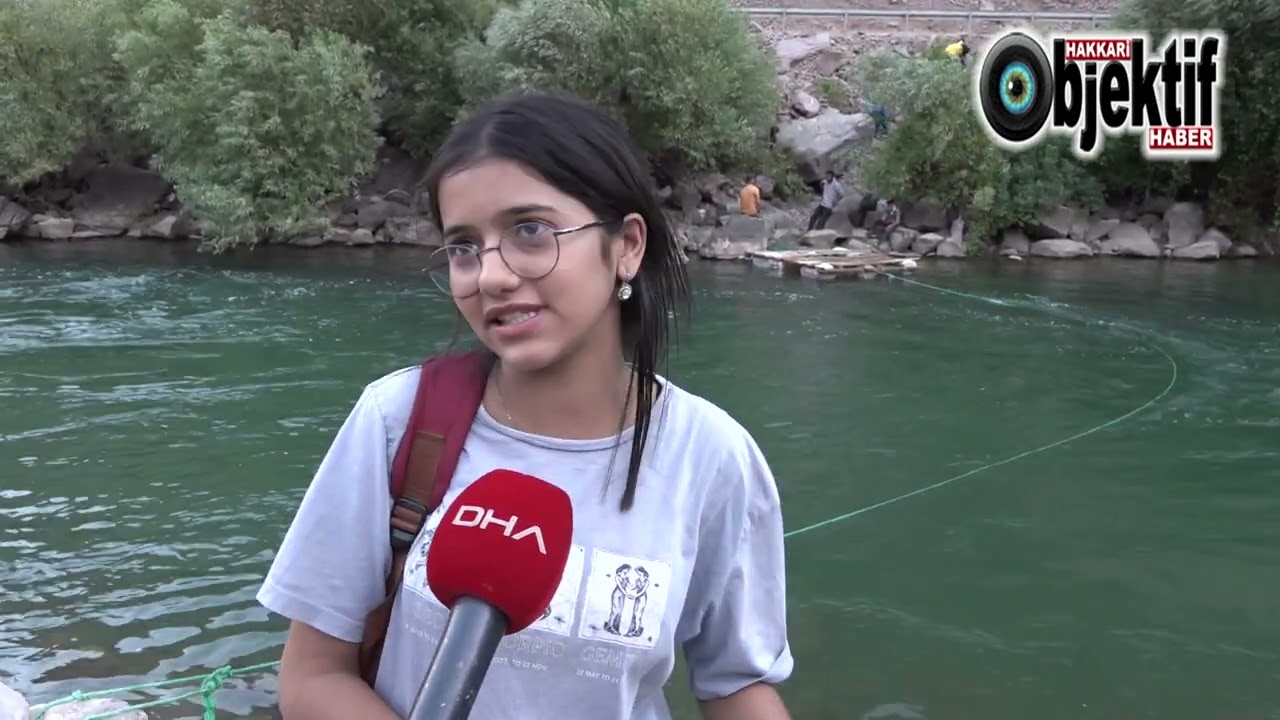 Hakkari'de İlkel salla Zap Deresi'ni geçip, keçilerini sağıyorlar