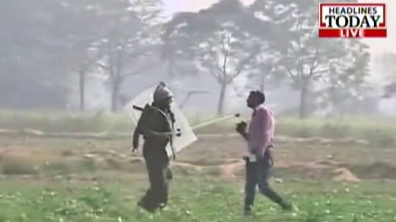 Hisar: Police attack media persons outside Rampal's ashram