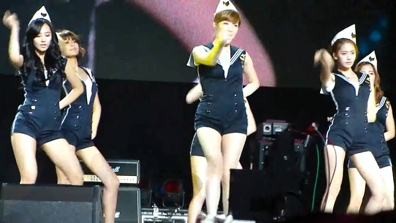 Genie (Syncopation ver) - SNSD [SMTOWN LIVE '10 @ STAPLES CENTER]