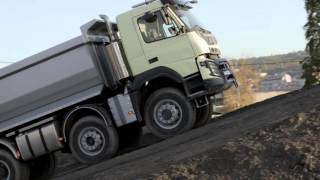 4-летняя Софи управляет настоящим самосвалом Volvo на радиоуправлении.(, 2015-12-09T08:43:06.000Z)