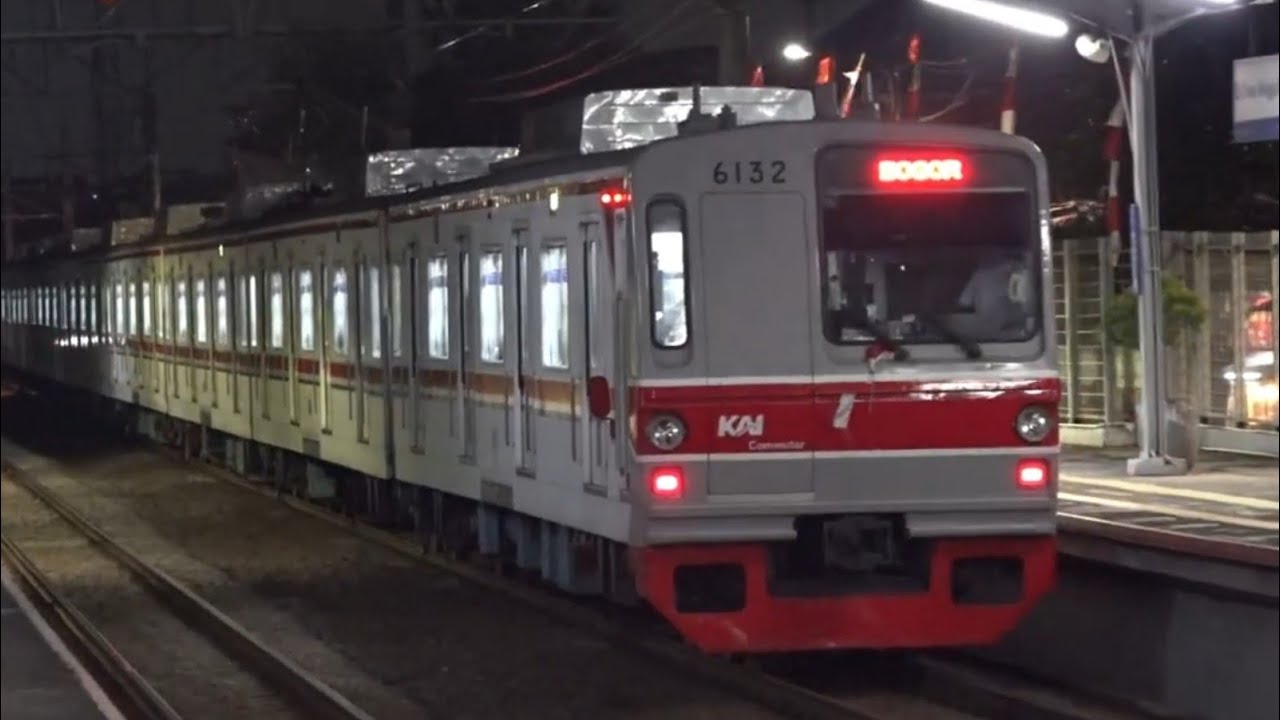 Tokyo Metro 6000 series на станции Pasar Minggu Baru, город Джакарта, Индонезия