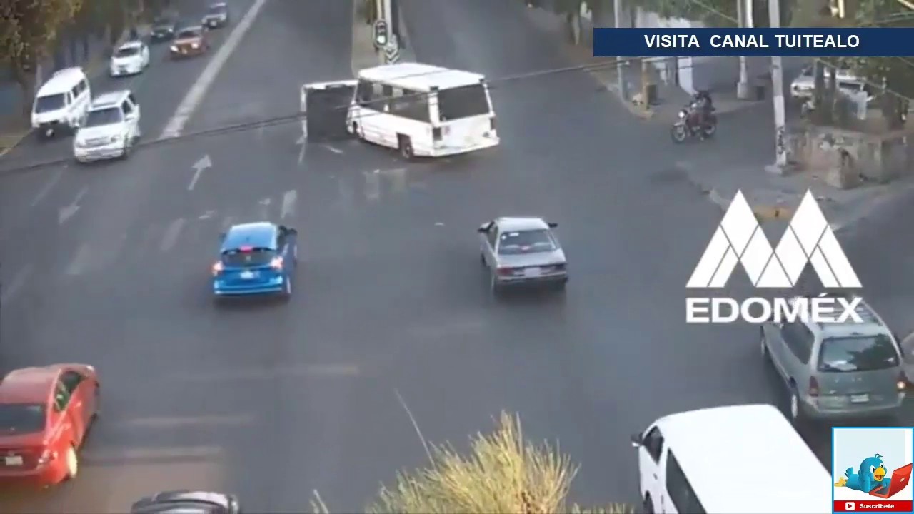 Microbús se pasa el alto choca combi y la vuelca en Naucalpan Edomex ...