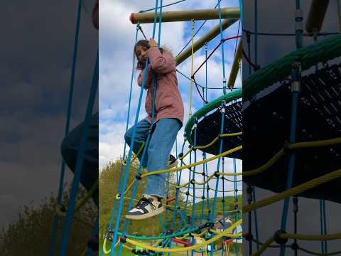 Quand les enfants piègent Papa dans la toile d’araignée ! 🕸️😄 #humour #shorts #enfants #papa #rire