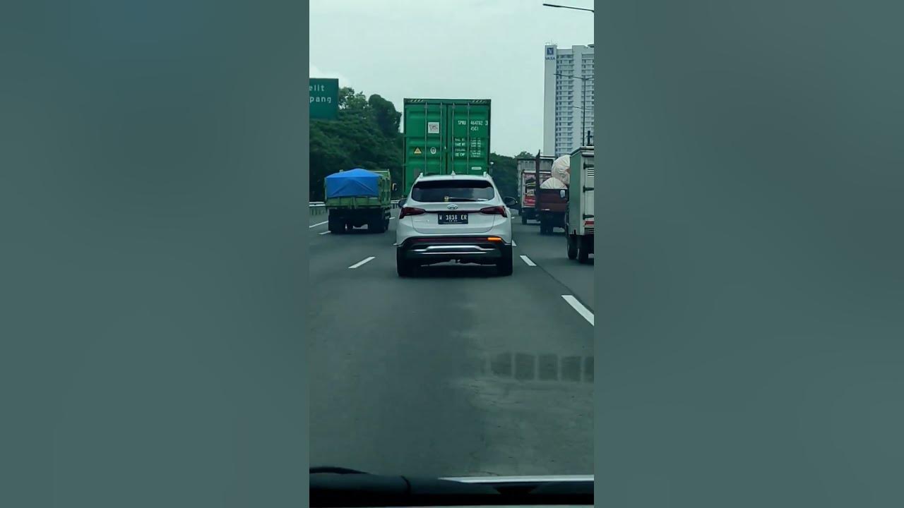 Hyundai SANTAFE mencari lawan di Toll #santafe #hyundaisantafe