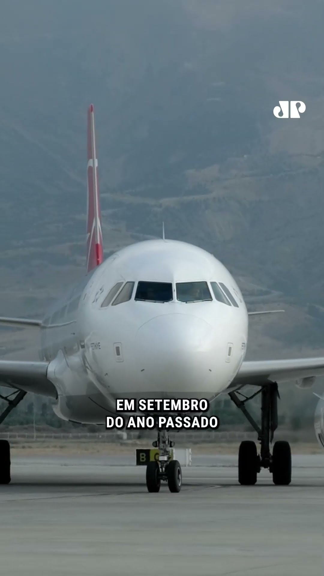 Pressionadas, companhias aéreas reduzem serviço de bordo #Shorts