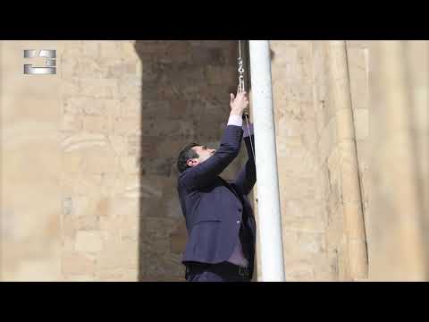 ძალადობრივი ჯგუფების მიერ ჩამოგლეჯილი დროშა დღეს პარლაემნტის თავმდჯომარემ თავად აღმართა