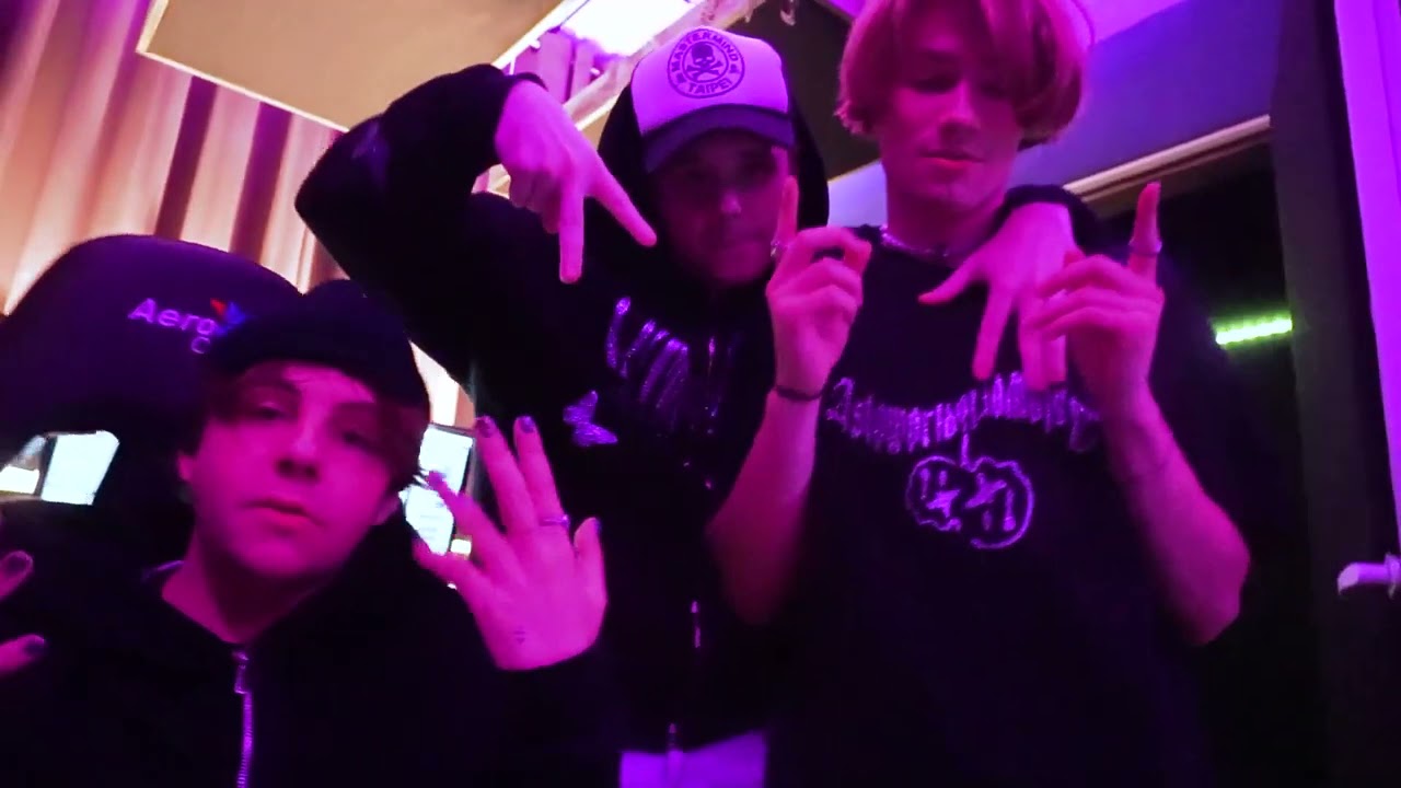 толпа поет песню