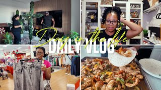 No Christmas Tree, Just the Cross ✝️ | Last-Minute Shopping, Vacation Packing \u0026 Sheet Pan Fajitas