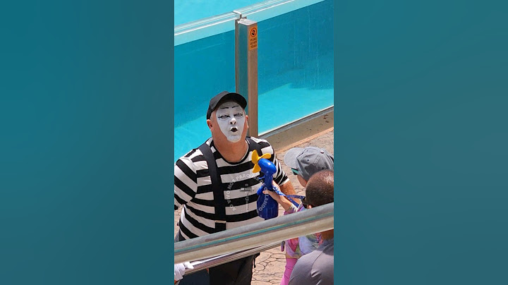 The mime Tom wanting to cool off with the girl's fan ☀️😂🤣 #tomthemime #seaworldmime