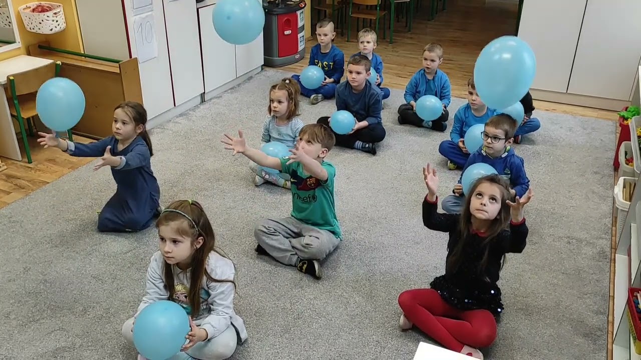 Zabawa zerówki z balonami do muzyki w Katolickiej Szkole Podstawowej - 26.02.2025