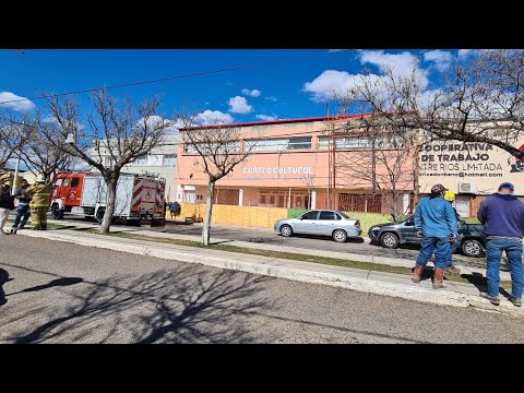 Huincul: tres operarios sufrieron una descarga eléctrica y están la guardia de emergencias.