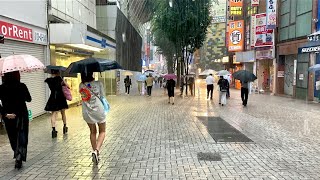 【4K】Shinjuku Walking under Heavy Rain☔ / Rainy view in Tokyo Japan