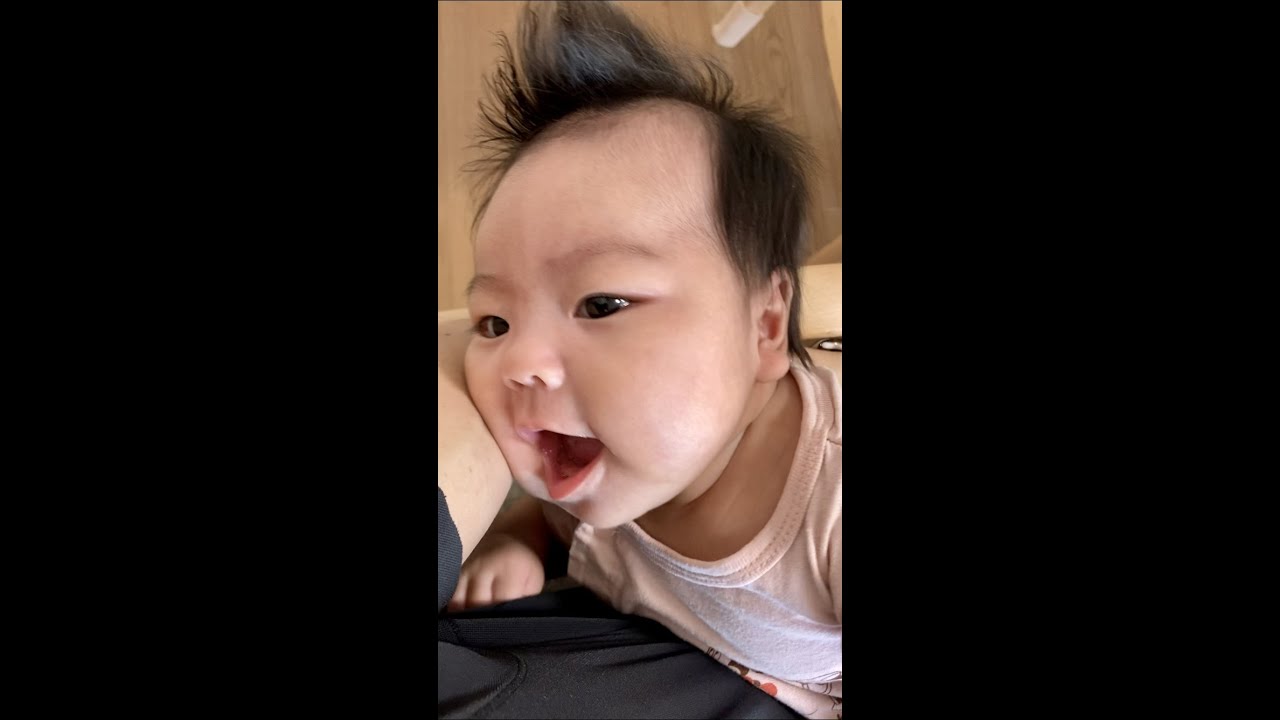 おっぱいはどこですか パパの腕には乳首はありません おっぱいを探す赤ちゃんが可愛い Shorts Youtube