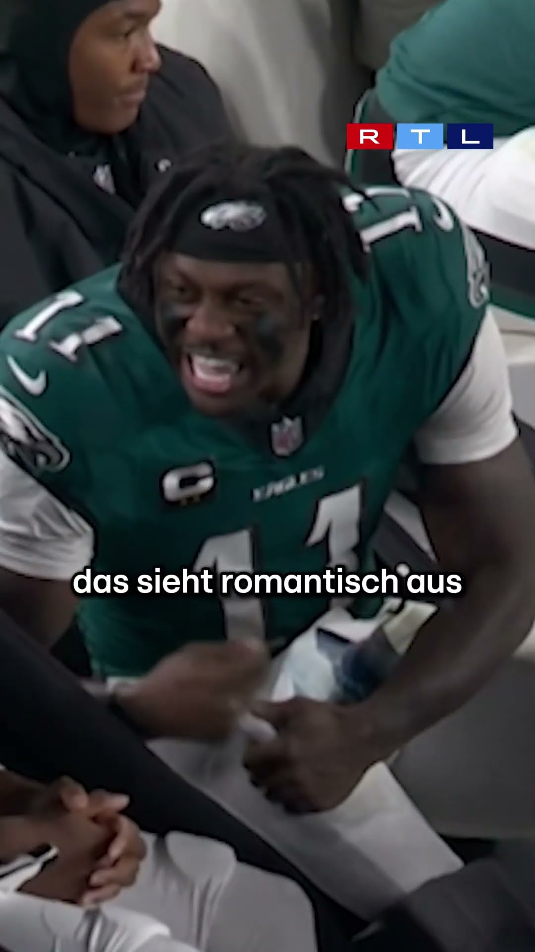 Er liest ein Buch an der Seitenlinie?! #RTLNFL
