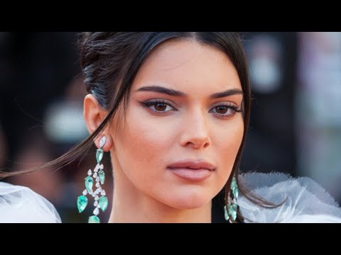 Video: Kendall Jenner Menimbulkan Kekecohan Di Jaringan Setelah Mengenakan Gaun Dengan Bukaan Terbuka Dan Tanpa Seluar Dalam (FOTO)