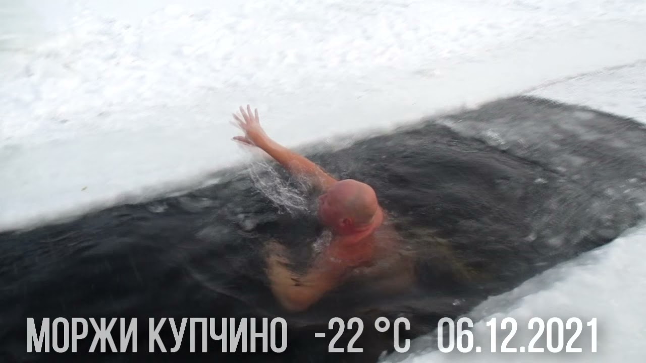 моржи купчино спб апрель 2021. мужик прыгнул в ледяное озеро. купчинские карьеры чистые пруды. моржи купчино. моржи купчино.