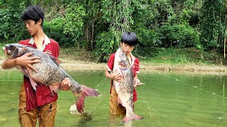 The boy cast his net into the stream and caught big fish. | Wandering boy