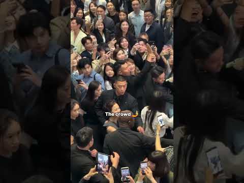 OMG, this sea of ​​people, thank you for supporting Jisoo at the #dior #hongkong  event 🫵🥹🫶 #jisoo