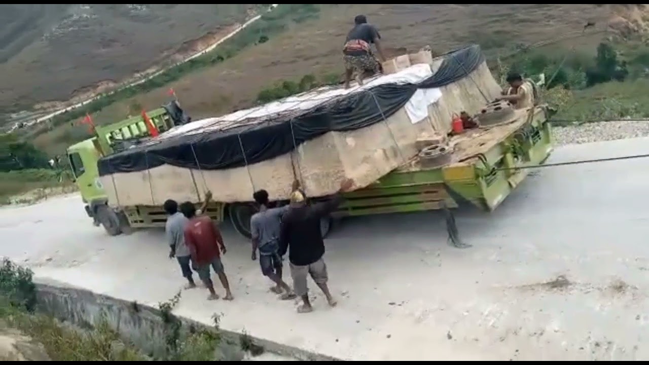 Jalan yang Penuh Tantangan||Muat Batu Kubur (Alm.Umbu Yadar) Raja  Goti / Karera