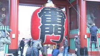 浅草のシンボルお披露目 雷門大ちょうちんを新調