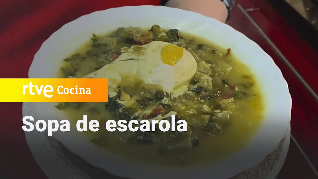 Receta para hacer una deliciosa sopa de escarola - La Cocina de Adora | RTVE Cocina