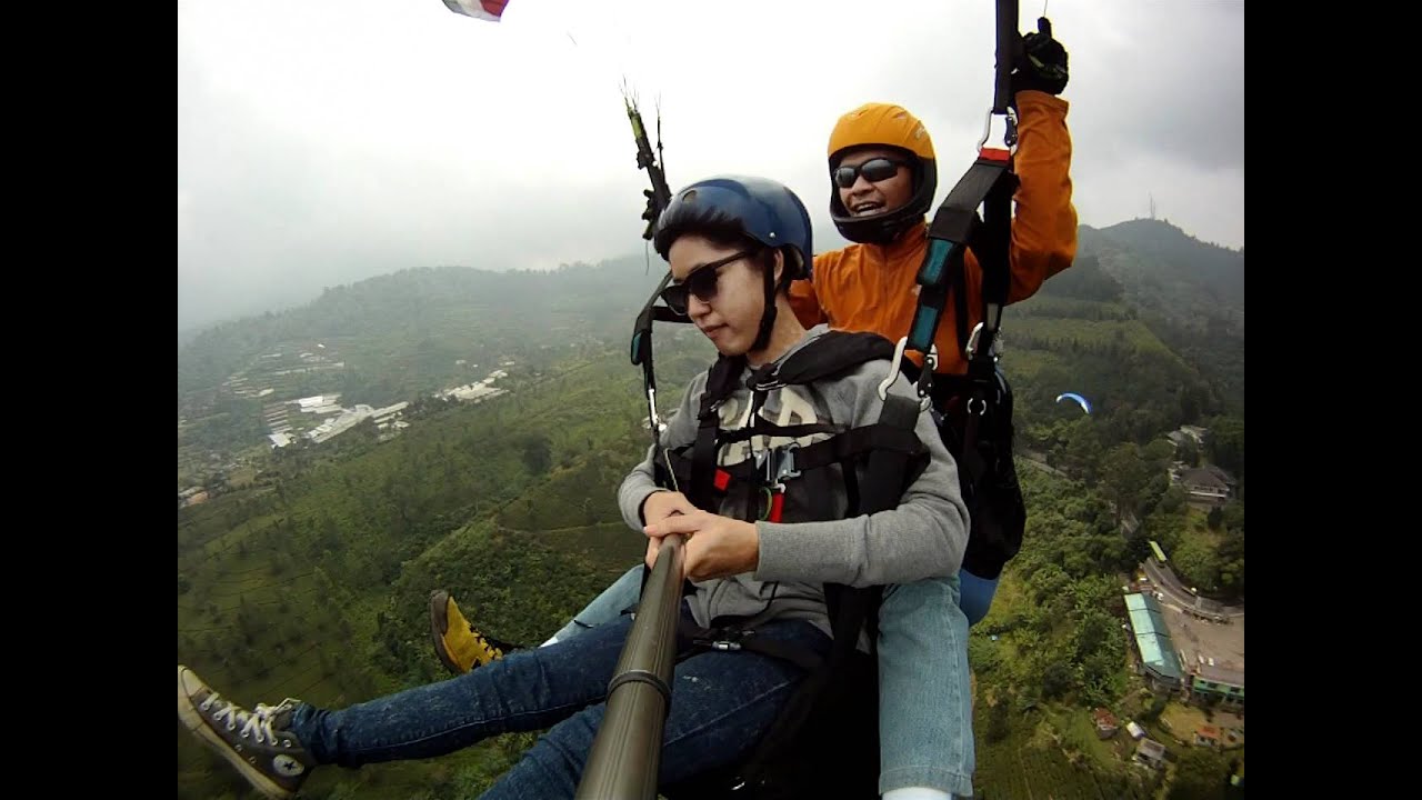 Hasil gambar untuk paralayang puncak